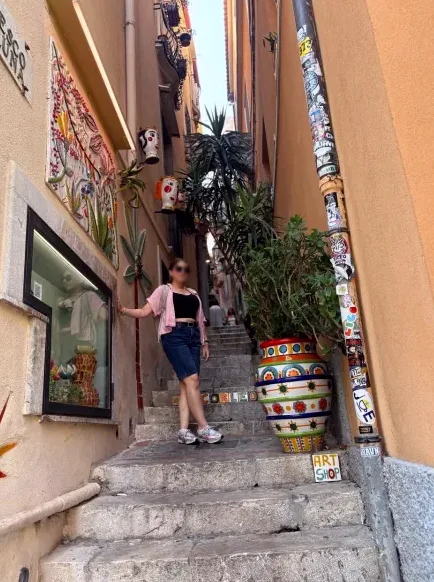 Julia, 35